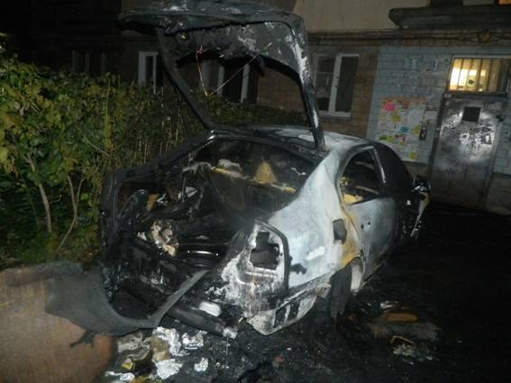 В Киеве ночью сожгли автомобиль адвоката