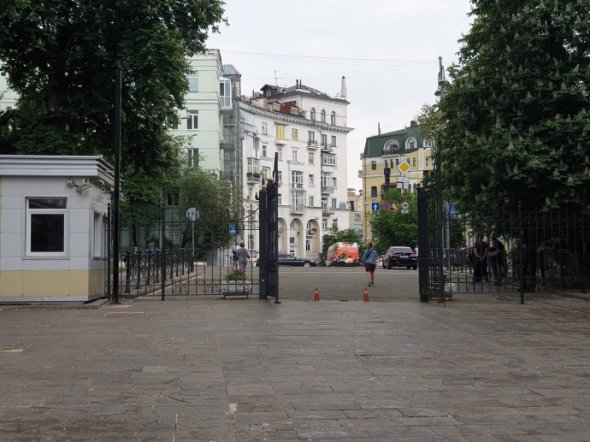 В Киеве открыли для прохода граждан ворота Администрации президента (ФОТО)