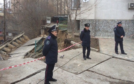 В Киеве открыли уголовное дело по факту обвала фасада дома