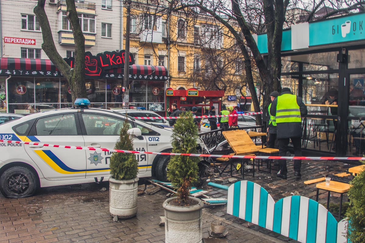 В Киеве патрульный автомобиль сбил пешехода и въехал в кафе (видео момента аварии)