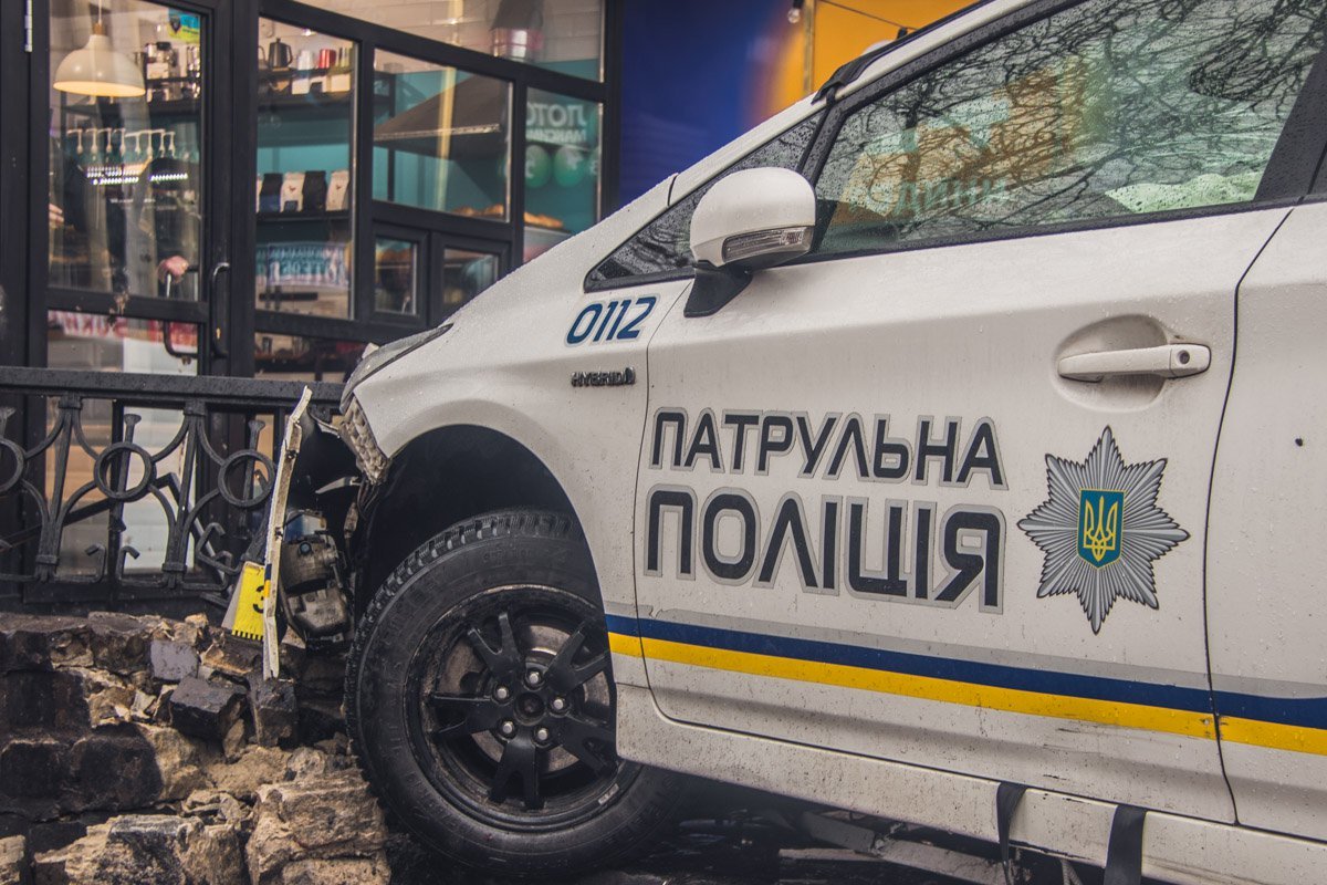В Киеве патрульный автомобиль сбил пешехода и въехал в кафе (видео момента аварии)