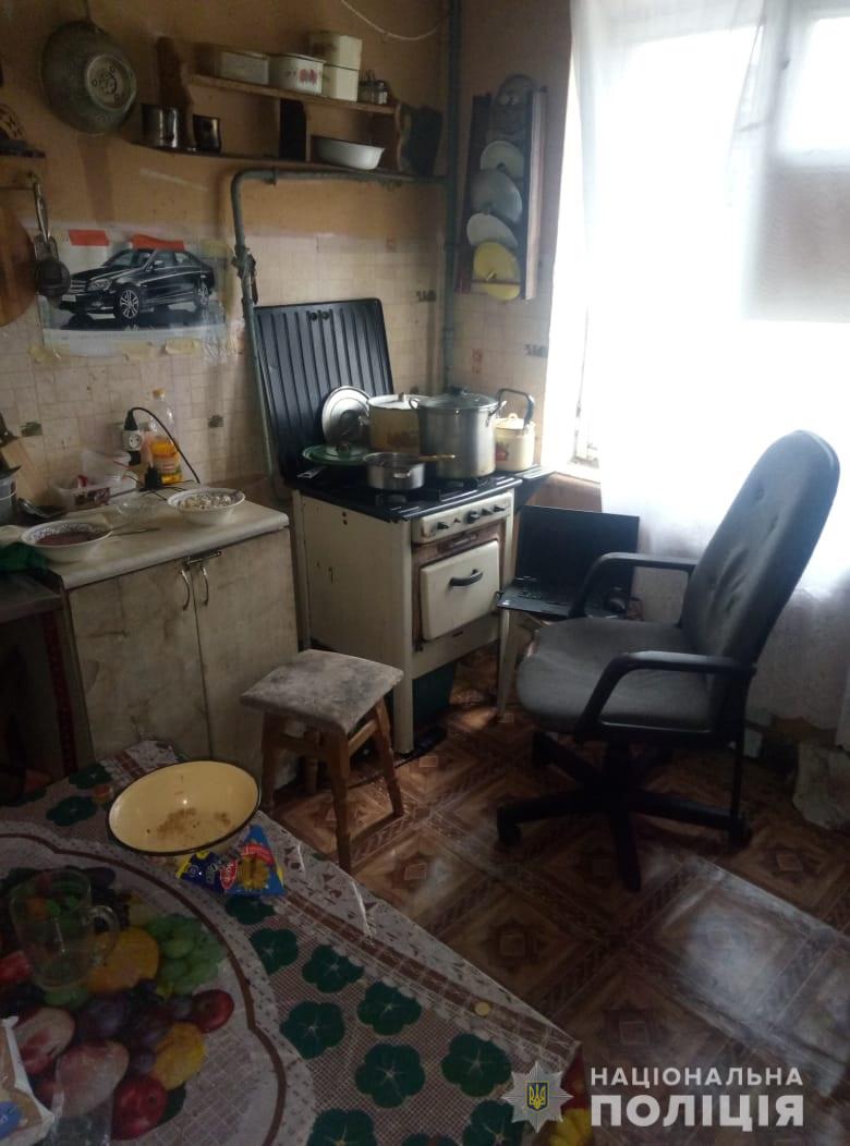 В Киеве полицейские забрали у горе-матери двух малышей