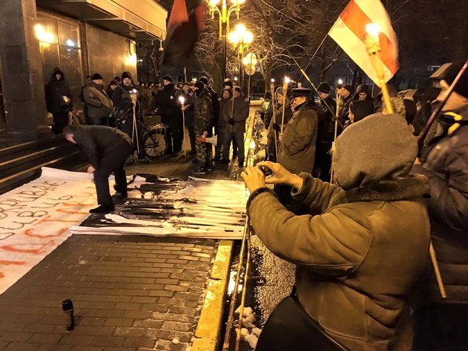 В Киеве прошло факельное шествие, приуроченное к годовщине разгона Майдана