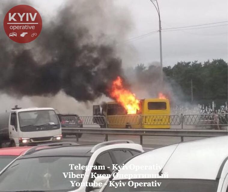В Киеве у метро «Лесная» сгорела маршрутка, очевидцы говорят о войне перевозчиков (ФОТО, ВИДЕО)