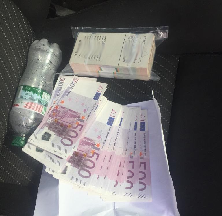 В Киеве украинцы и казахстанец пытались сбыть 25 тысяч фальшивых евро