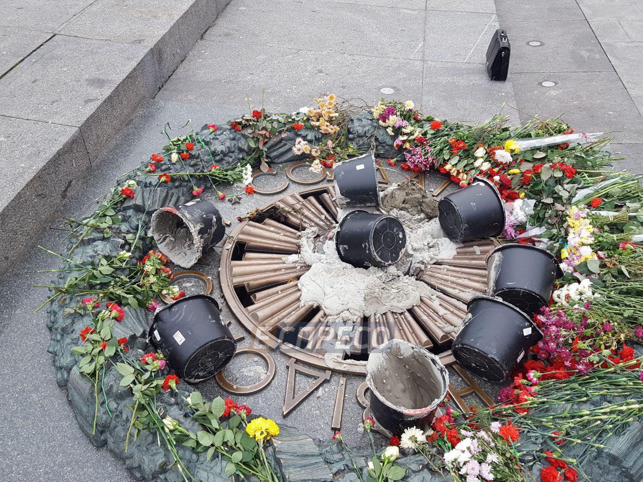 В Киеве вандалы залили цементом Вечный огонь