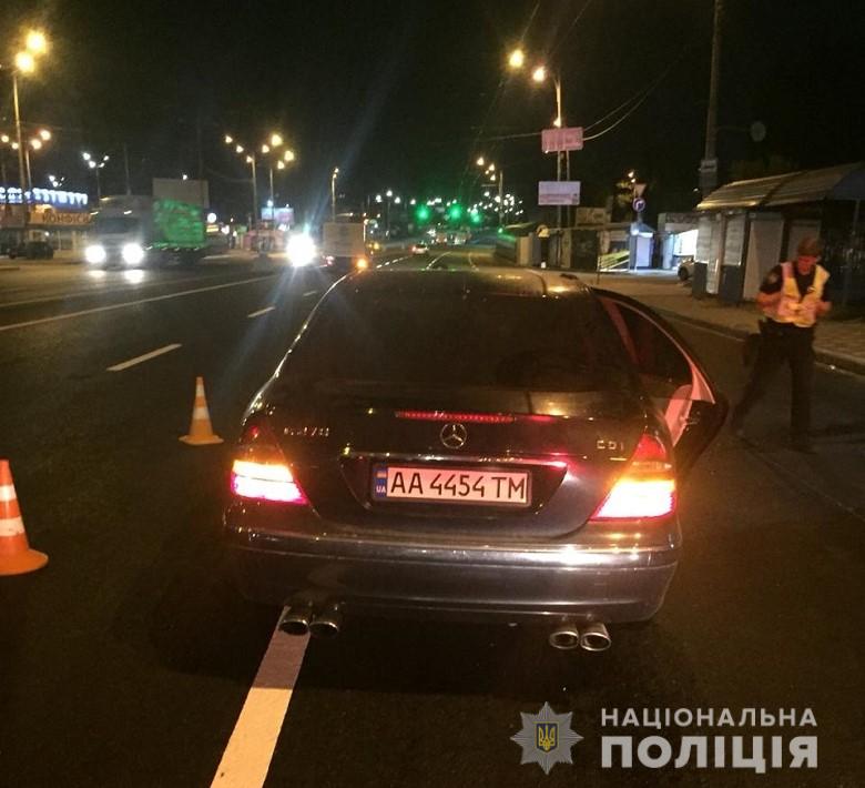 В Киеве водитель Mercedes насмерть сбил девушку и скрылся с места ДТП (ФОТО)