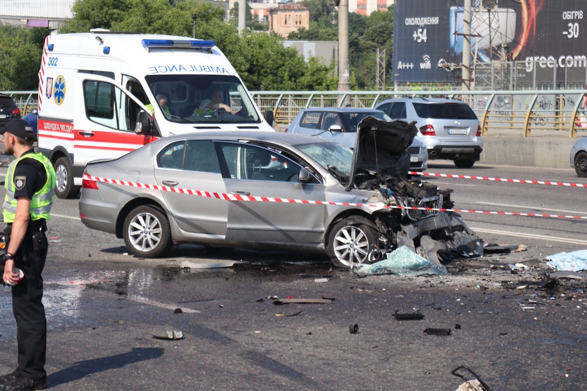 В Киеве возле центрального автовокзала столкнулись две легковушки, погибли четыре человека