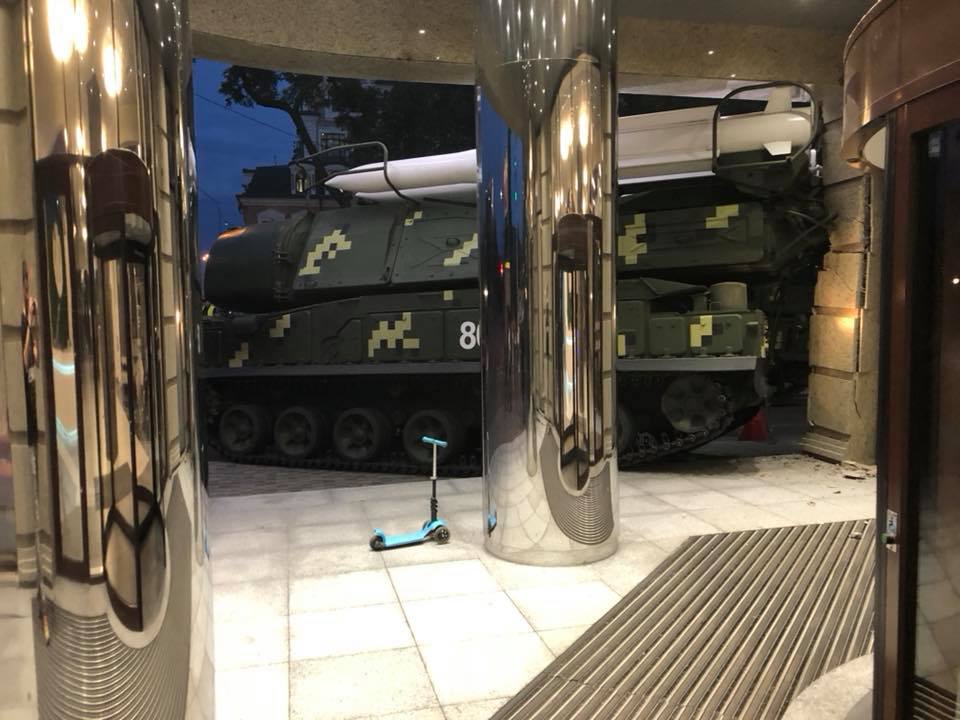 В Киеве зенитная установка врезалась в бизнес-центр во время репетиции парада ко Дню независимости (фото, видео)
