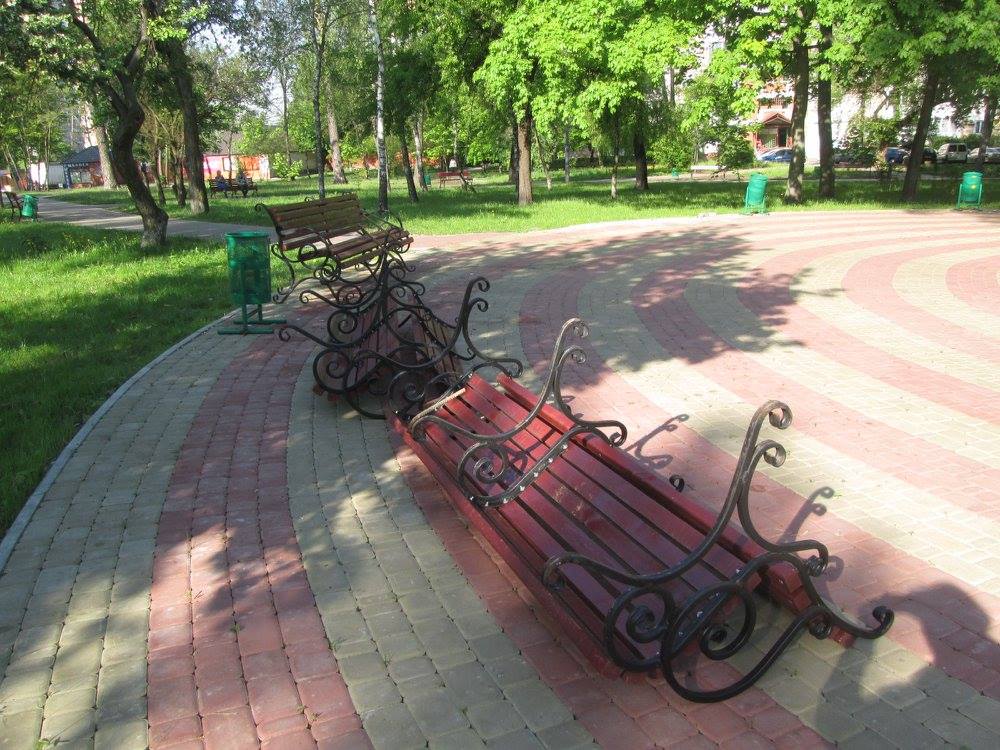 В киевском сквере им. Ф. Пушиной вандалы вырвали новые лавочки и украли урну
