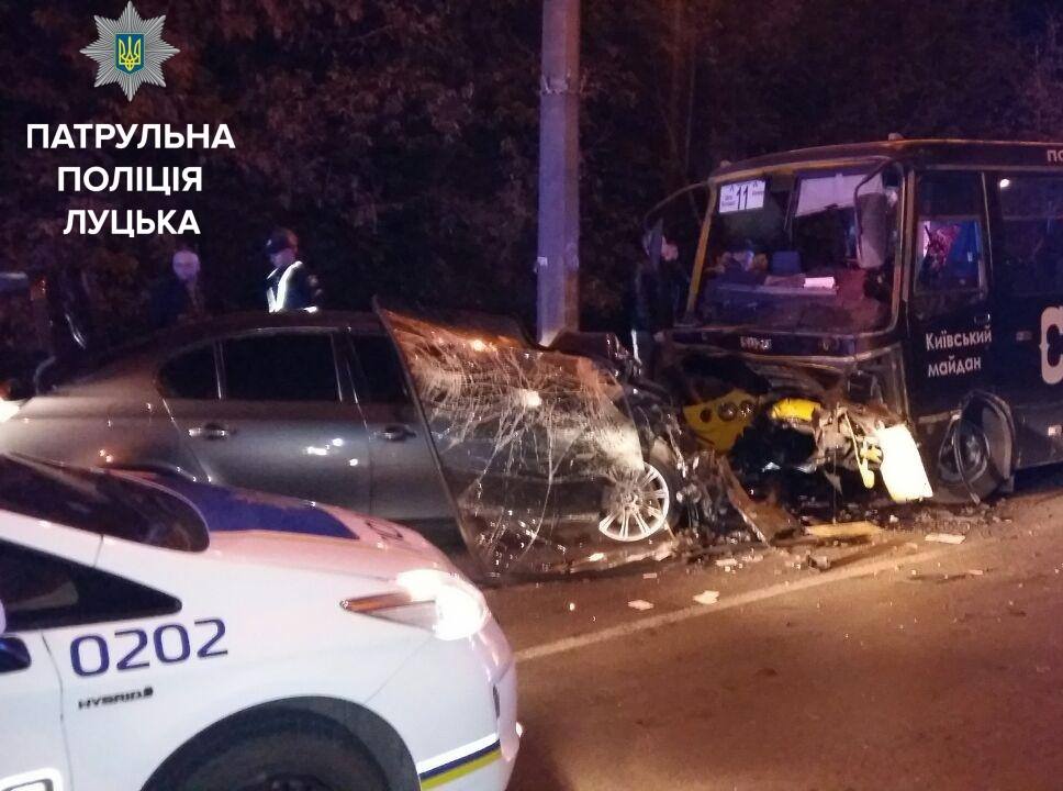 В Луцке легковушка врезалась в маршрутку: один человек погиб, около десяти пострадавших