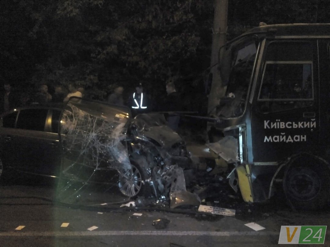 В Луцке легковушка врезалась в маршрутку: один человек погиб, около десяти пострадавших