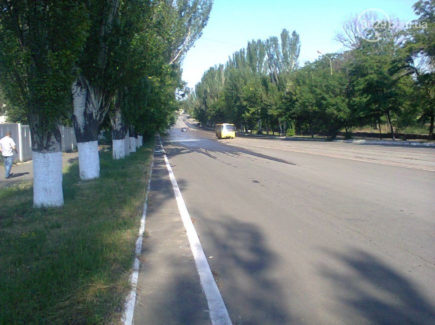 В Мариуполе прорвало трубопровод, фонтан воды залил проезжую часть