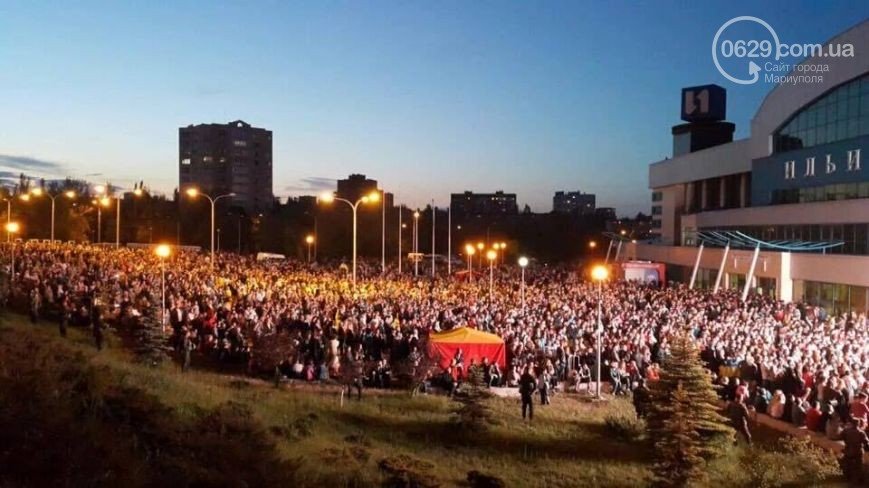 В Мариуполе тысячи человек слушали концерт Океана Эльзы