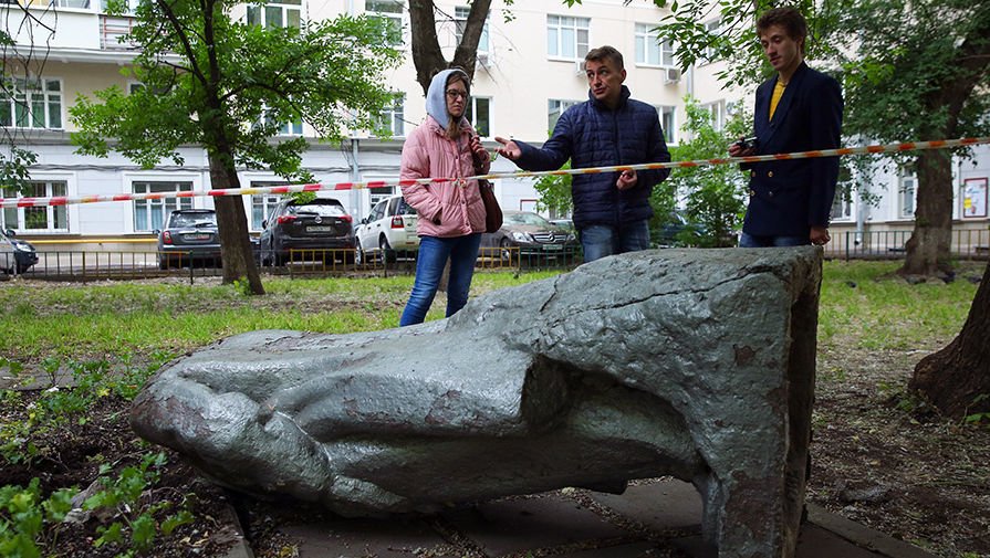 В Москве снесли и обезглавили памятник Ленину