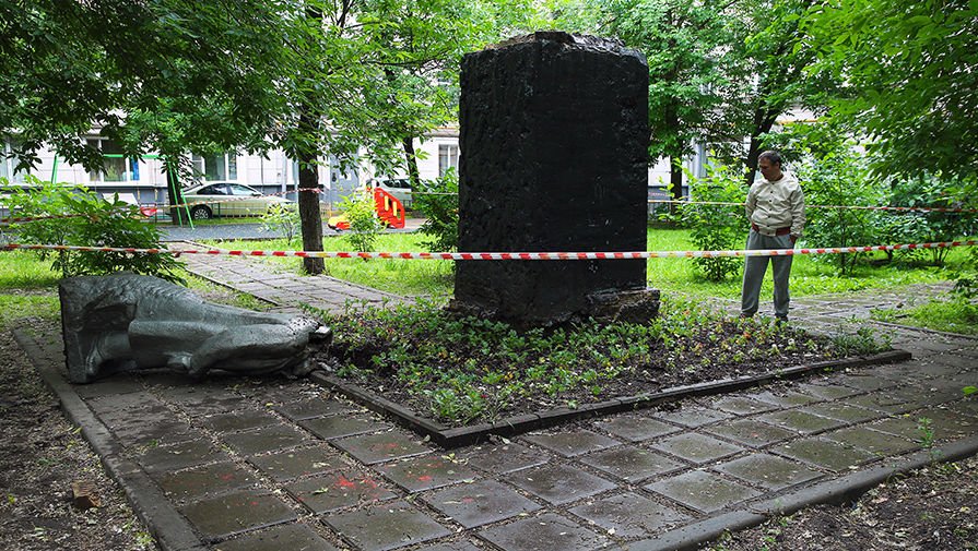 В Москве снесли и обезглавили памятник Ленину