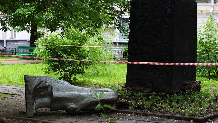 В Москве снесли и обезглавили памятник Ленину