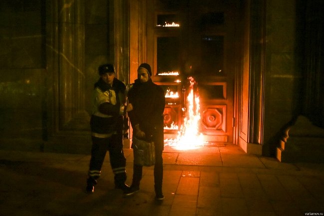 В Москве за попытку поджечь здание ФСБ художнику Павленскому грозит до 3 лет колонии