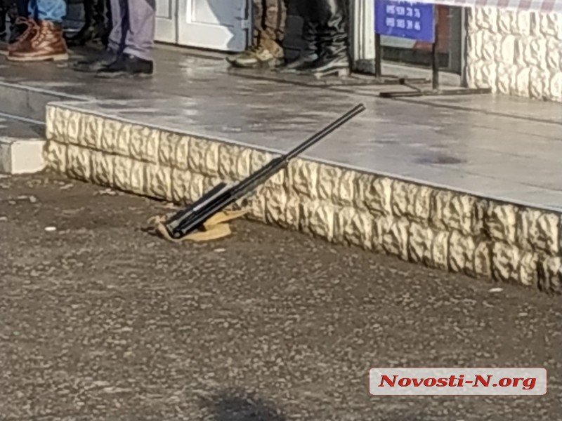 В Николаеве у здания суда застрелили двух человек
