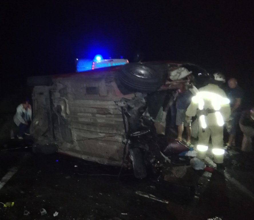 В Николаевской области легковушка врезалась в автобус, погибли мужчина и его двое детей