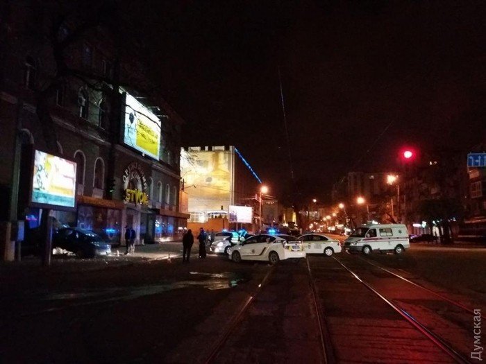 В Одессе легковушка с польской регистрацией въехала в витрину оружейного магазина, есть пострадавшие