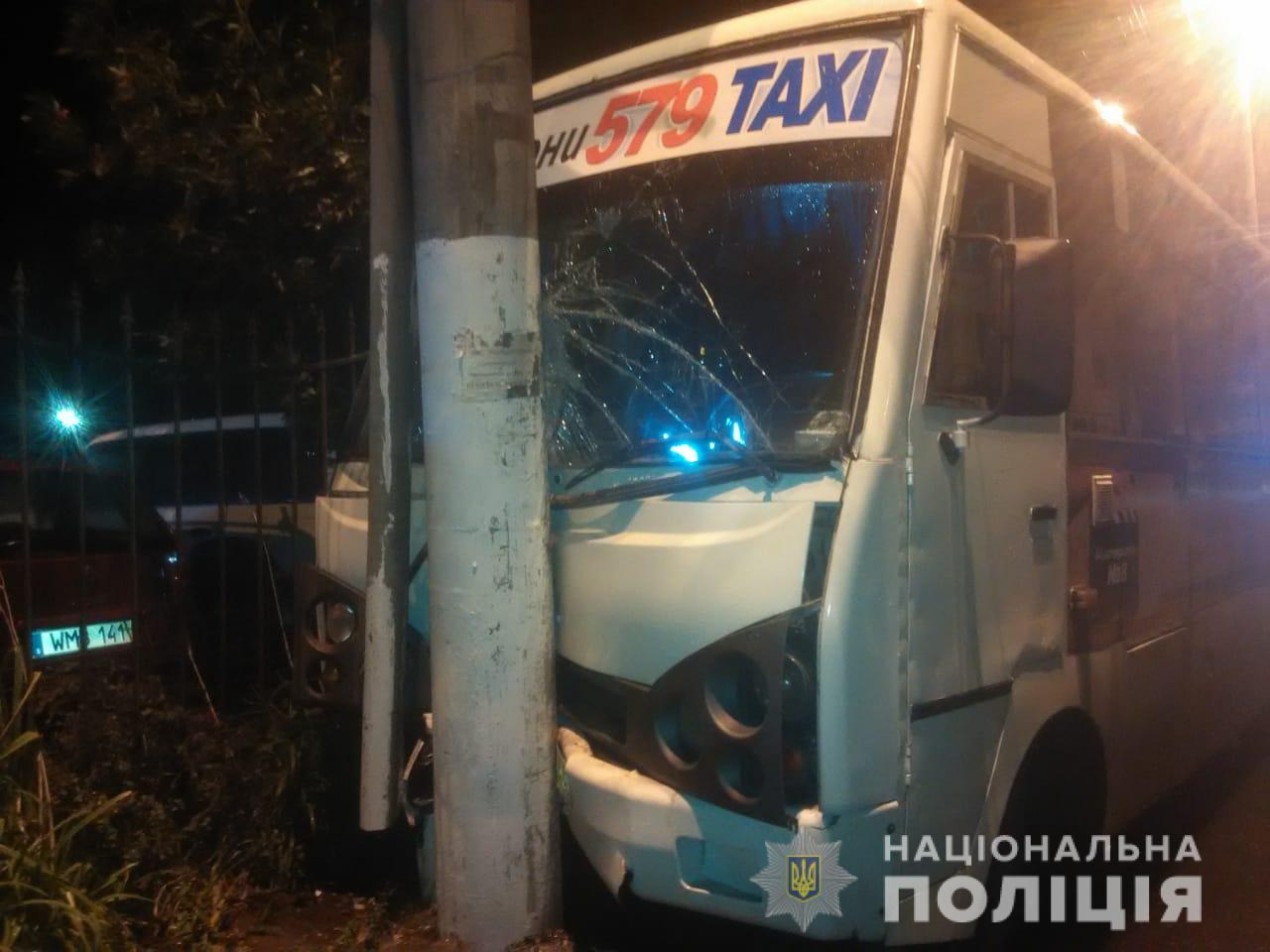 В Одессе маршрутка врезалась в электроопору: среди девяти пострадавших есть дети