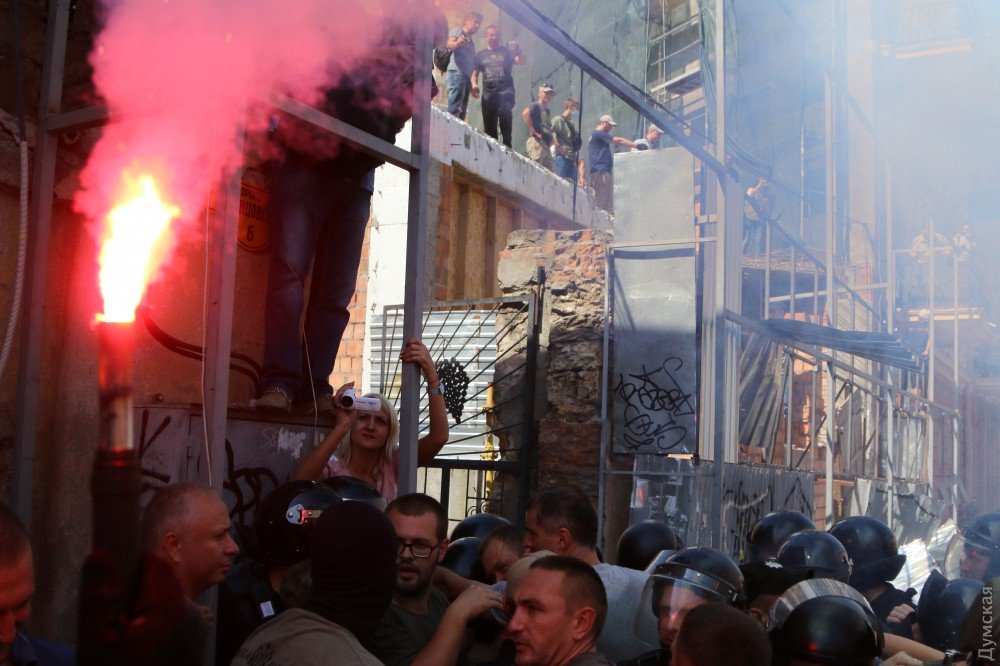 В Одессе на месте скандальной застройки возникла масштабная потасовка с полицией