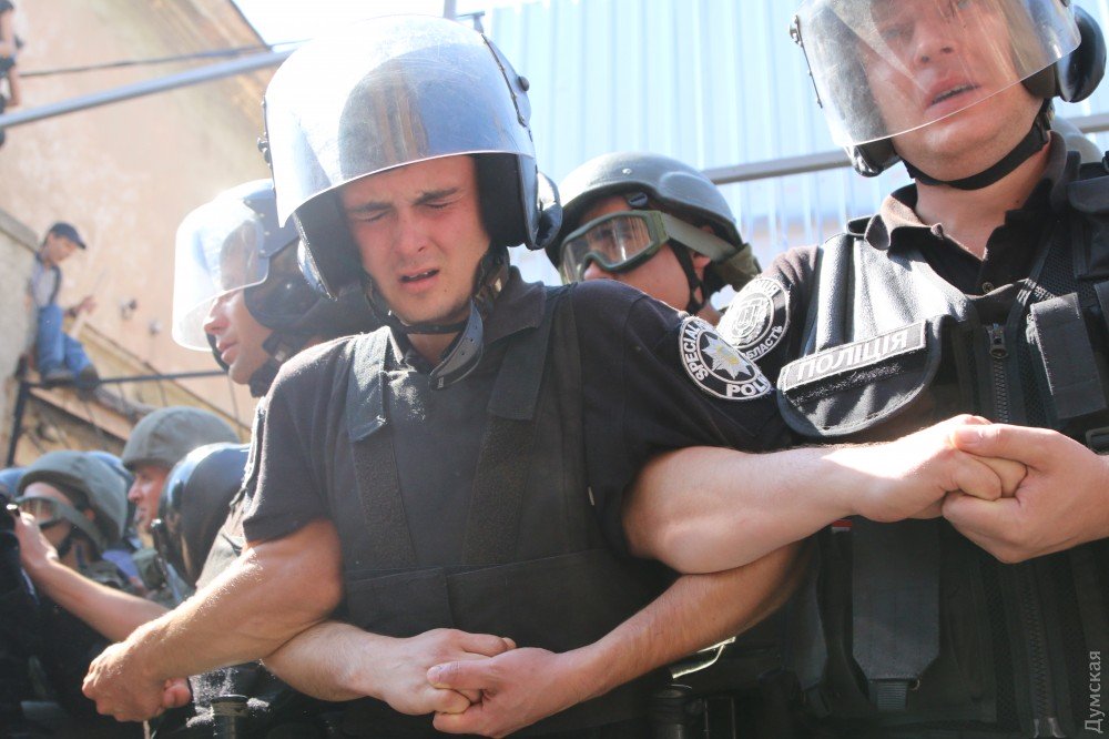 В Одессе на месте скандальной застройки возникла масштабная потасовка с полицией