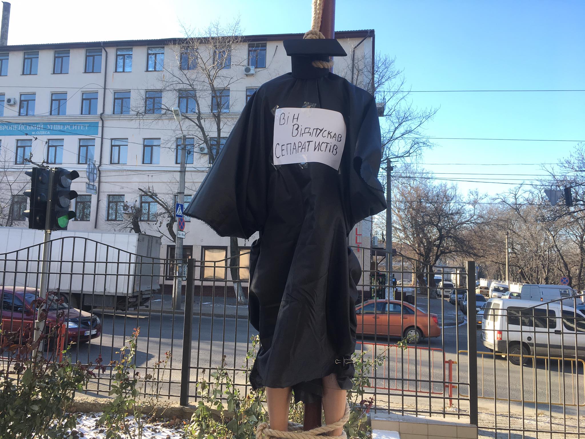 В Одессе перед заседанием по делу 2 мая повесили чучело судьи