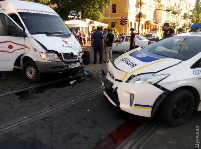 В Одессе произошло тройное ДТП с участием полицейского Prius, - СМИ