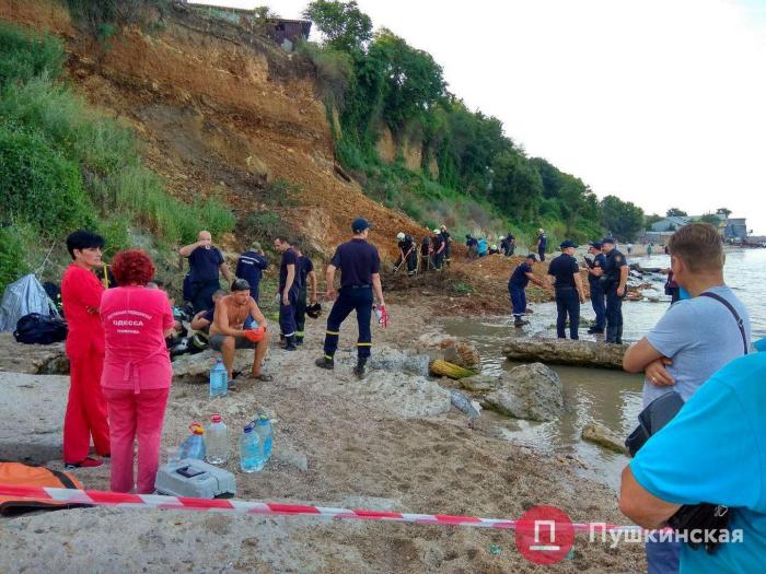 В Одессе случился оползень на пляже, спасатели проводят поисковые работы (ФОТО, ВИДЕО)
