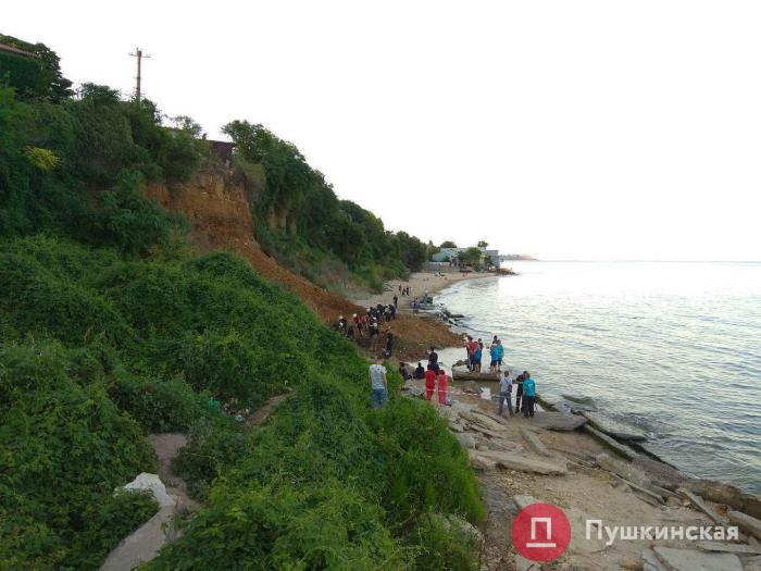В Одессе случился оползень на пляже, спасатели проводят поисковые работы (ФОТО, ВИДЕО)