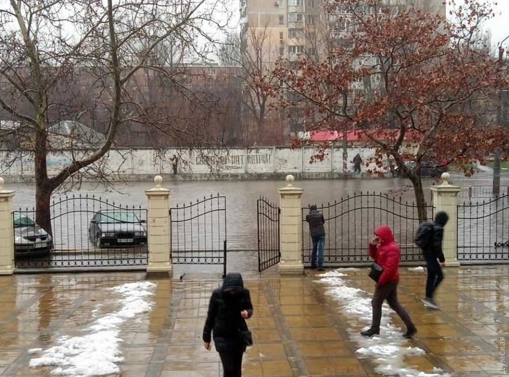 В Одессе затопило несколько улиц: Полиция перекрыла движение