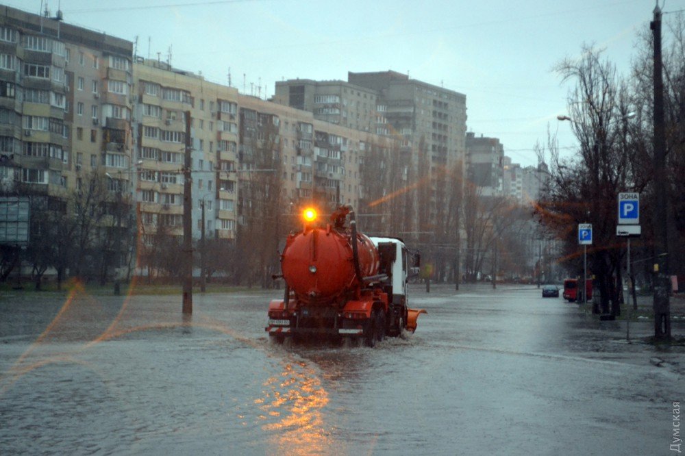 В Одессе затопило несколько улиц: Полиция перекрыла движение