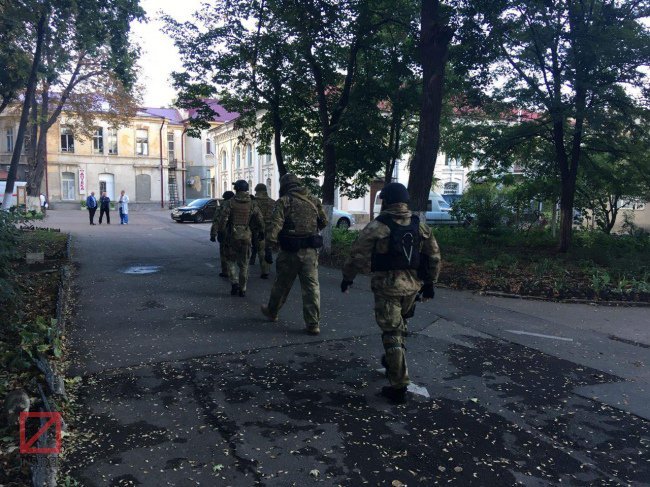 В Одесской больнице произошла потасовка при попытке вывезти подозреваемого в покушении на Михайлика в СИЗО