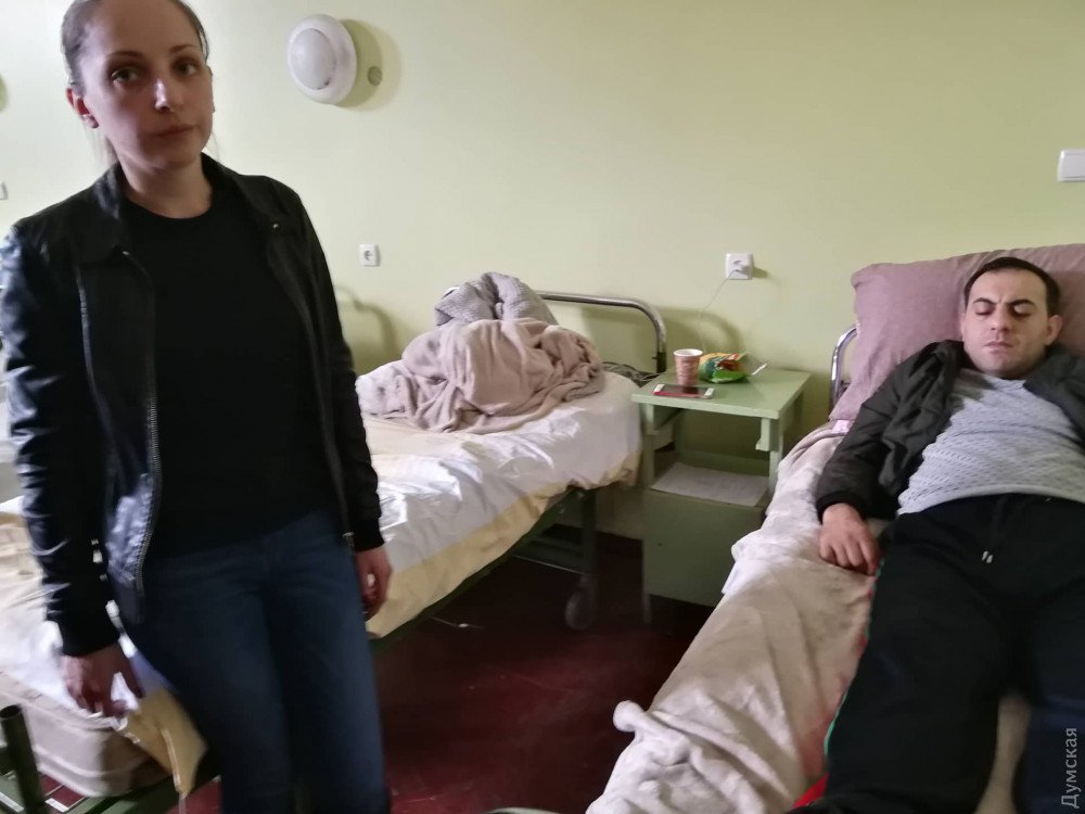 В Одесской больнице произошла потасовка при попытке вывезти подозреваемого в покушении на Михайлика в СИЗО