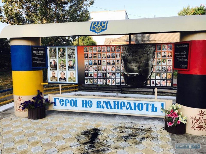 В Одесской обл. вандалы сожгли стенд мемориала воинам АТО и героям Небесной сотни