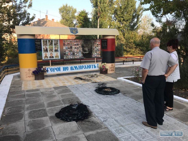 В Одесской обл. вандалы сожгли стенд мемориала воинам АТО и героям Небесной сотни