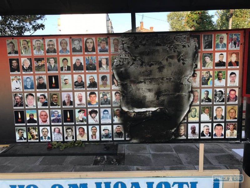 В Одесской обл. вандалы сожгли стенд мемориала воинам АТО и героям Небесной сотни