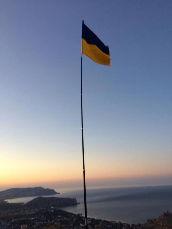 В оккупированном Крыму подняли флаг Украины (ФОТО, ВИДЕО)