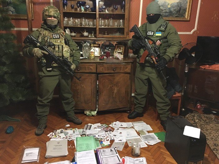 В Покровске СБУ задержала женщину, подделывавшую документы для боевиков ДНР