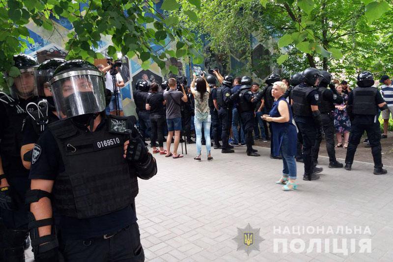 В Покровске возле ОИК № 50 продолжается протест, полиция обеспечивает правопорядок