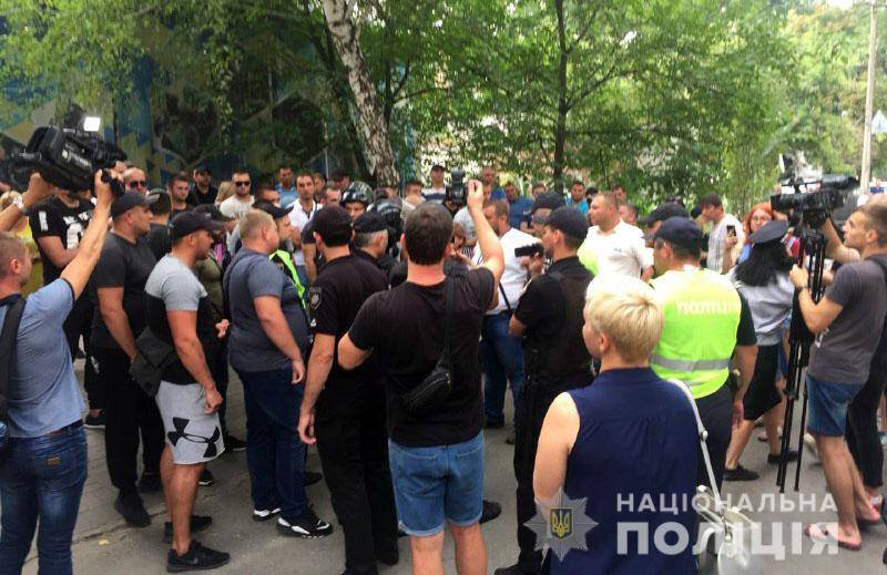 В Покровске возле ОИК № 50 продолжается протест, полиция обеспечивает правопорядок