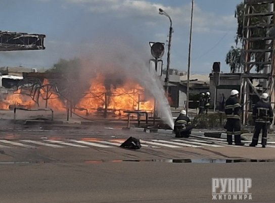 В пожаре на заправке в Житомире пострадали люди, сгорели несколько авто (ФОТО)