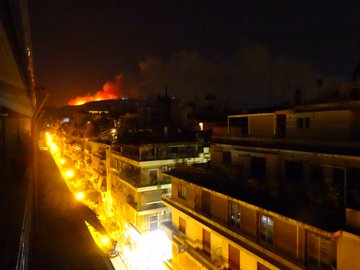 В пригороде Афин бушует масштабный лесной пожар (ФОТО, ВИДЕО)