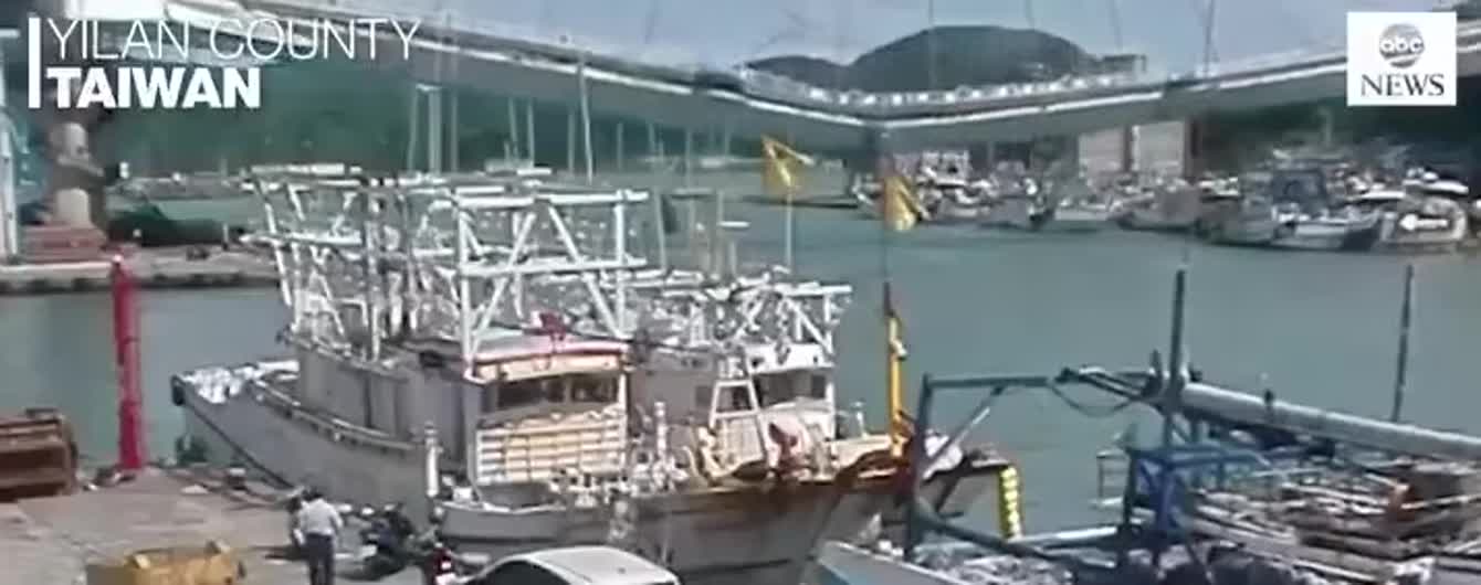 В Сети опубликовали видео обрушения моста с автомобилями на Тайване
