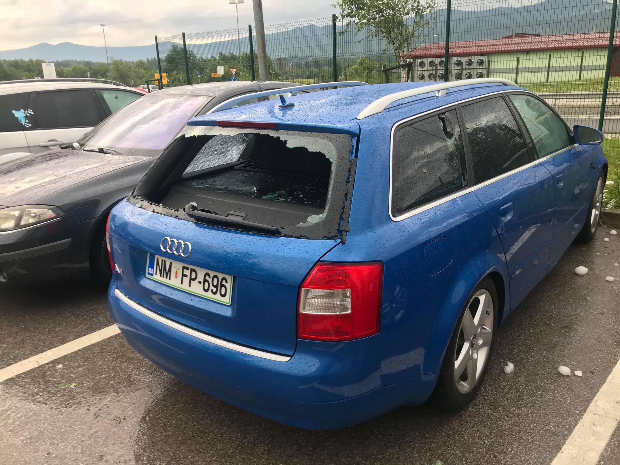 В Словении прошел град размером с теннисный мяч: разбиты крыши домов и автомобили