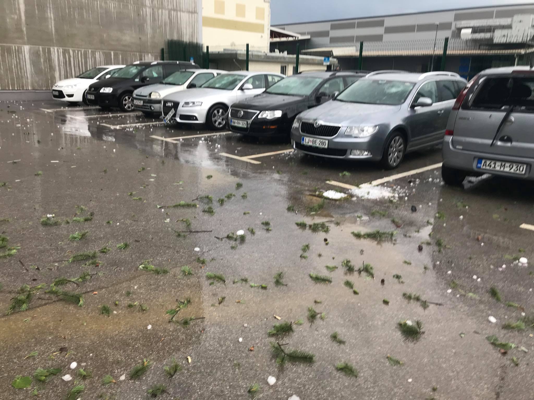 В Словении прошел град размером с теннисный мяч: разбиты крыши домов и автомобили