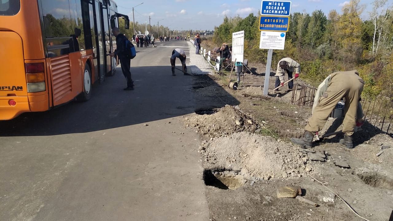 В Станице Луганской перед разрушенной частью моста устанавливают остановки