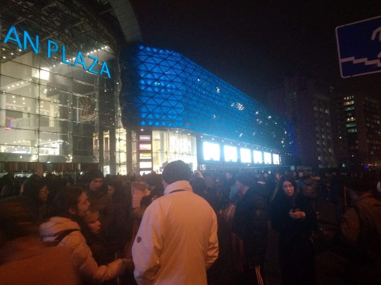 В столичном ТРЦ Ocean Plaza неизвестные бросали дымовые шашки, людей эвакуировали